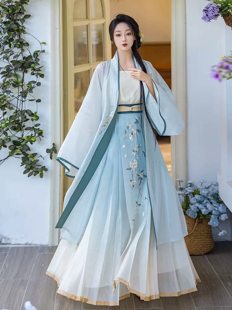 The Noble Charm of Cheongsam:The Essence of Traditional Chinese Elegance The Noble Charm of Cheongsam:The Essence of Traditional Chinese Elegance