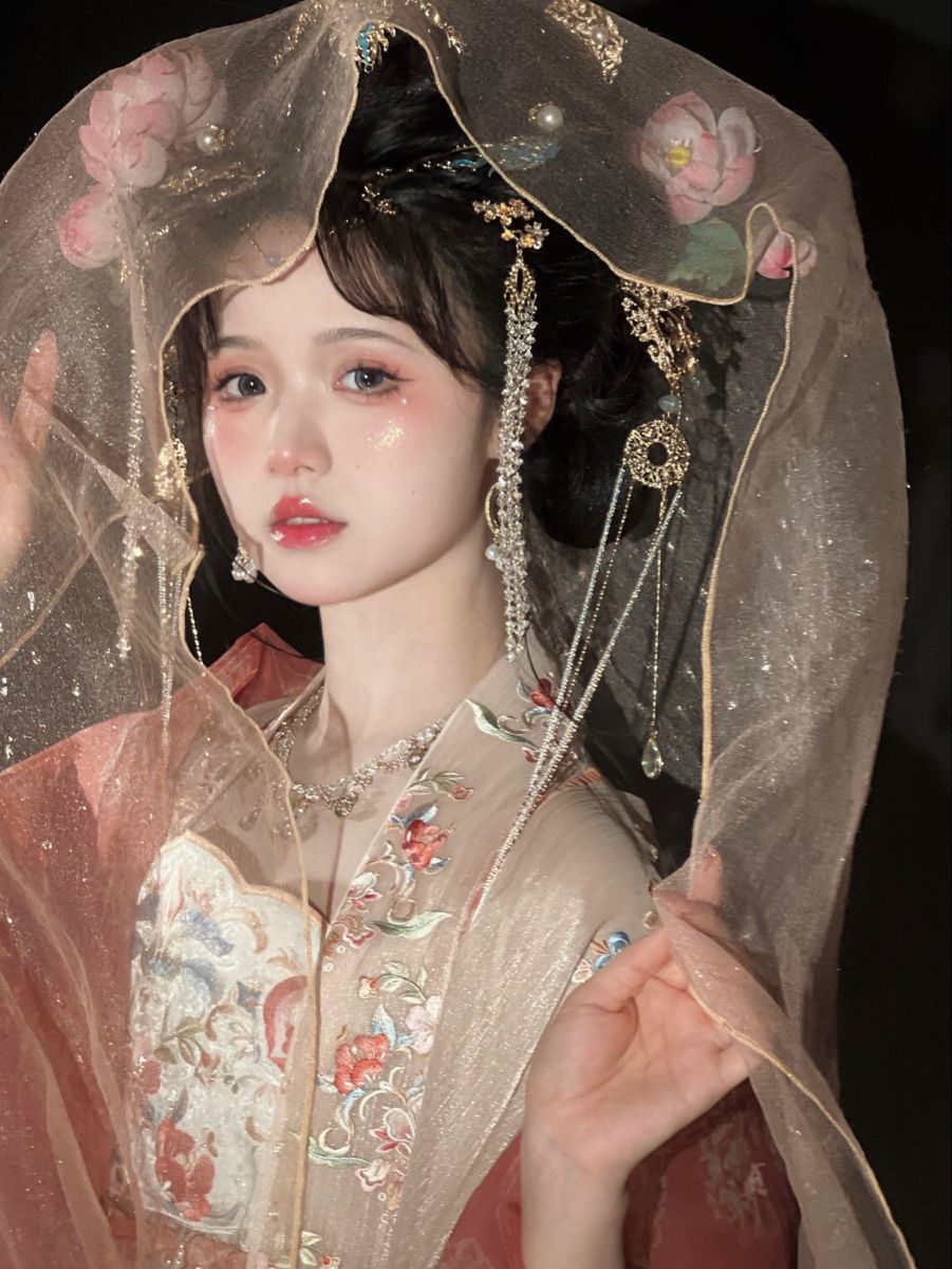 The Vibrant Splendor of Red-Mantled Hanfu:A Journey into Traditional Chinese Fashion The Vibrant Splendor of Red-Mantled Hanfu:A Journey into Traditional Chinese Fashion