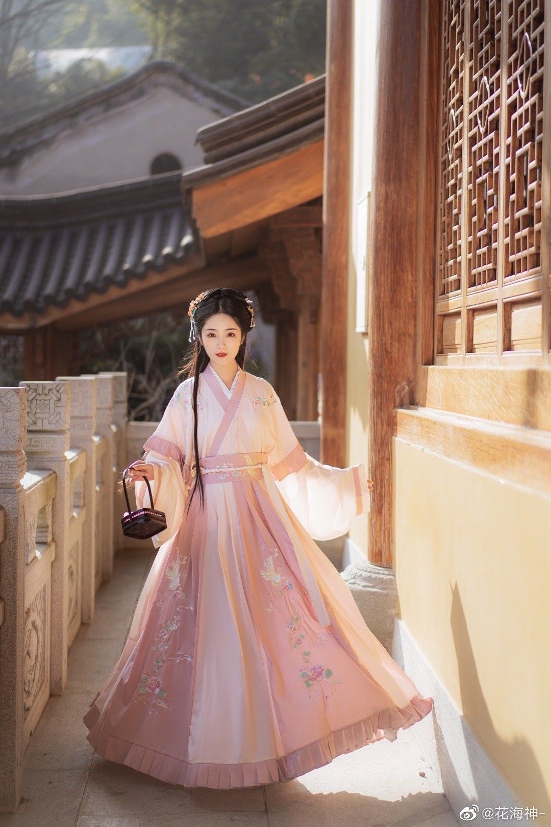 The Rise of Cheongsam-Inspired毛衣连衣裙,传统与时尚的完美融合 The Rise of Cheongsam-Inspired毛衣连衣裙,传统与时尚的完美融合