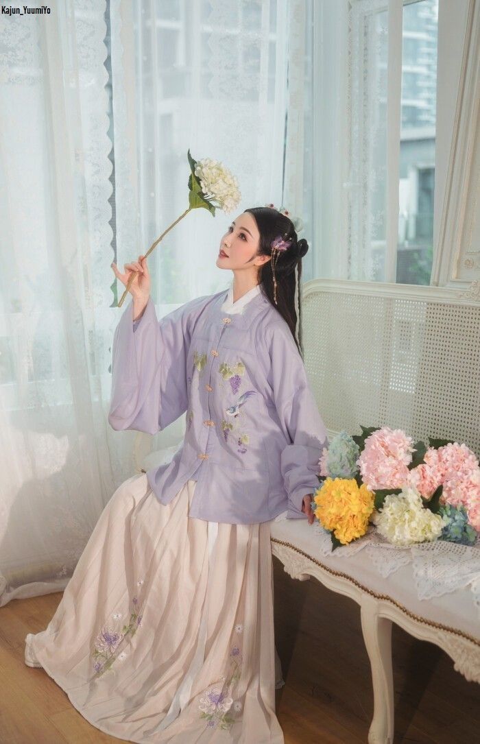 Unenvied Immortality:The Charm of Hanfu Fashion Unenvied Immortality:The Charm of Hanfu Fashion