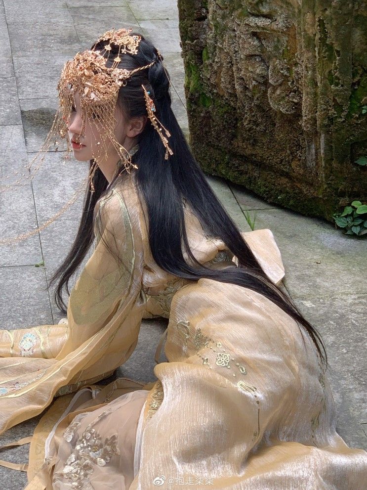 The Elegance of a Half-Qipao Blouse:A Fashionable Journey Through Traditional Beauty The Elegance of a Half-Qipao Blouse:A Fashionable Journey Through Traditional Beauty