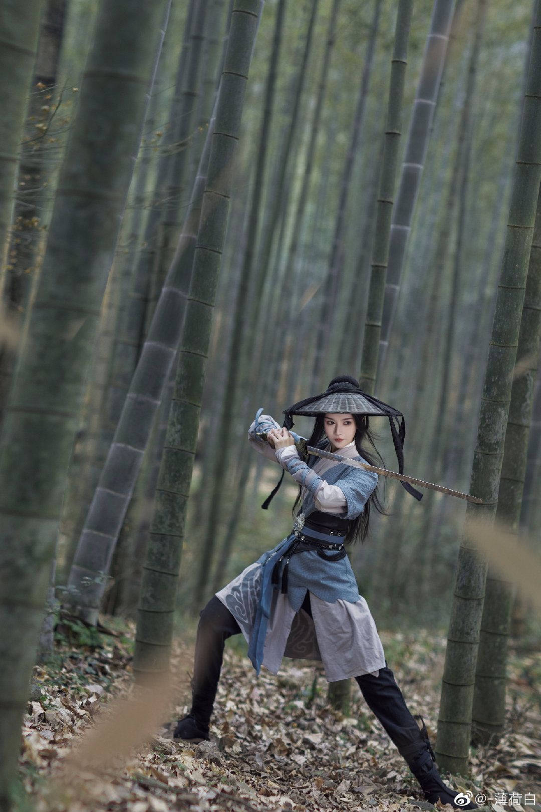 Encountering the Dragon:The Allure of Traditional Hanfu Fashion with the Glow of Firefly