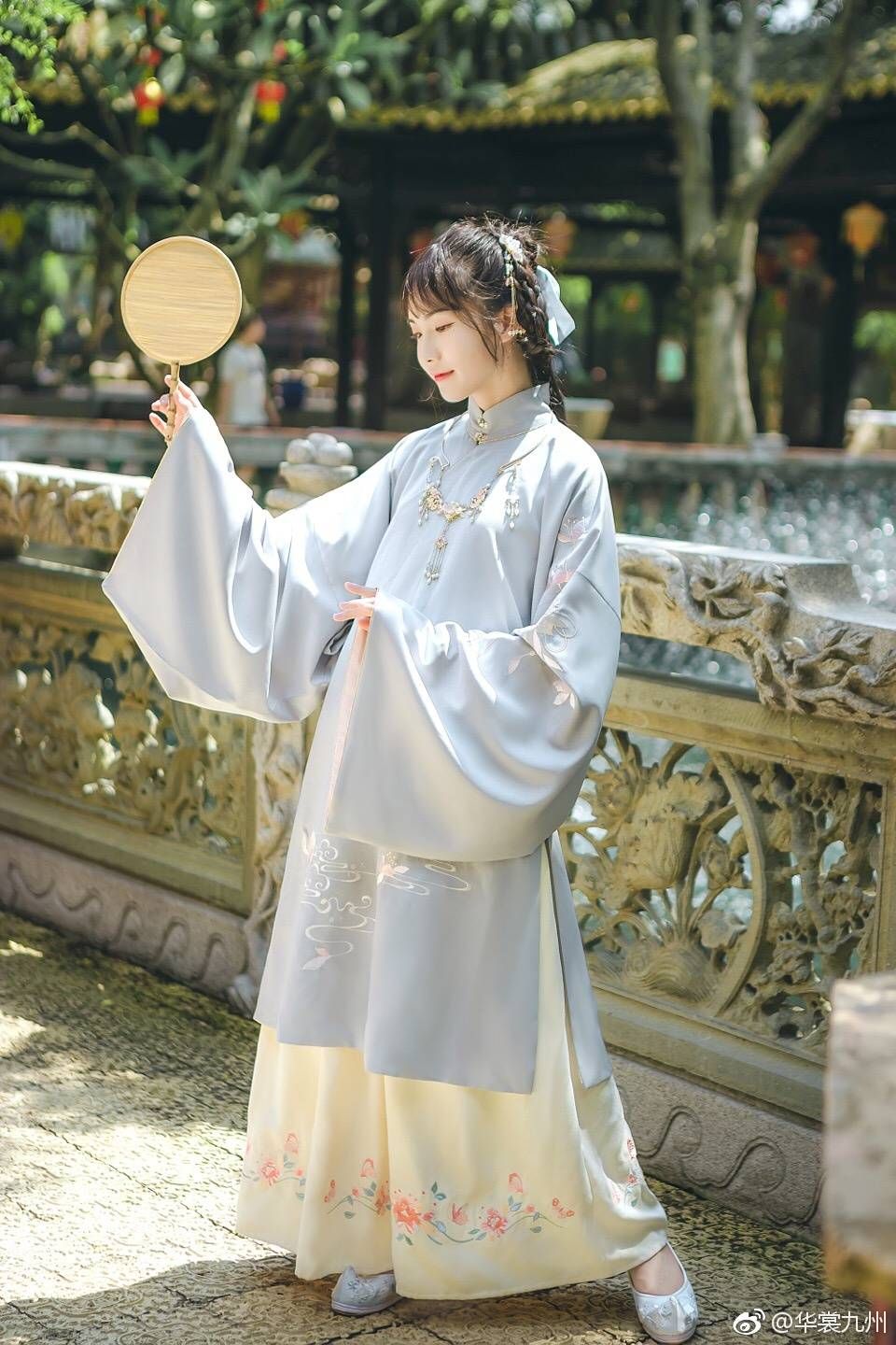 Modernized Cheongsam with Long Chinese-Style Flavor Modernized Cheongsam with Long Chinese-Style Flavor