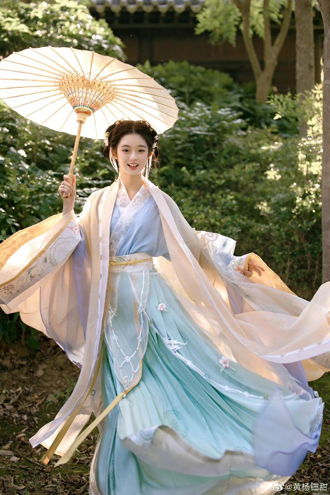 The Elegance of Ruan Lingyus Cheongsam:A Glimpse into the Iconic Fashion of Chinese Cinema The Elegance of Ruan Lingyus Cheongsam:A Glimpse into the Iconic Fashion of Chinese Cinema