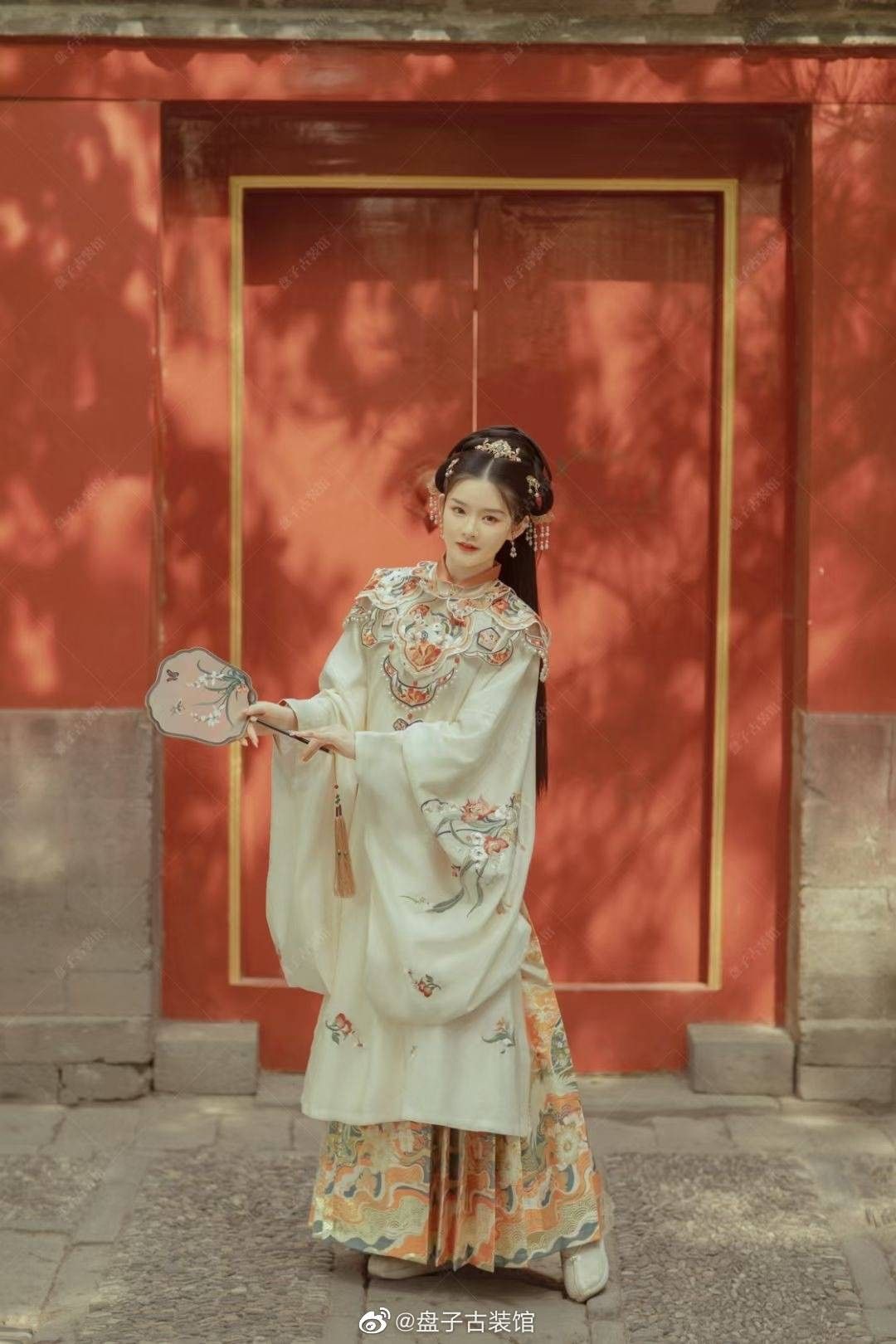Embracing Tradition in a New Light:The Latest Cheongsam-Inspired Clutch Bags Embracing Tradition in a New Light:The Latest Cheongsam-Inspired Clutch Bags