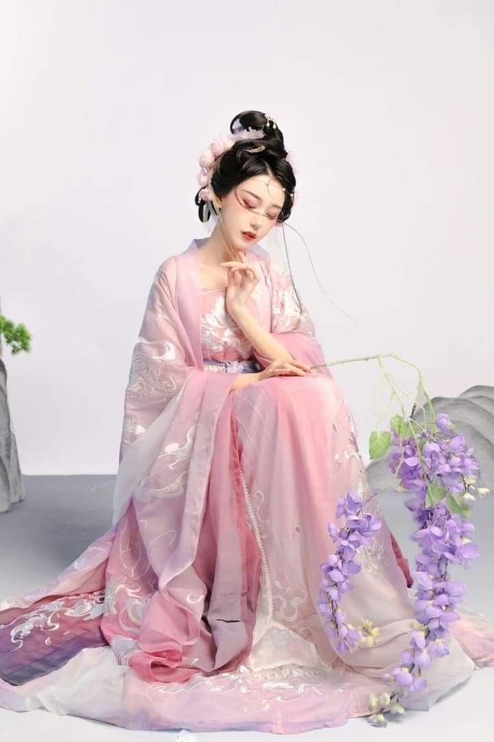 Reimagining Blue and White Porcelain Cheongsam:A Modern Low-Collar Version Reimagining Blue and White Porcelain Cheongsam:A Modern Low-Collar Version