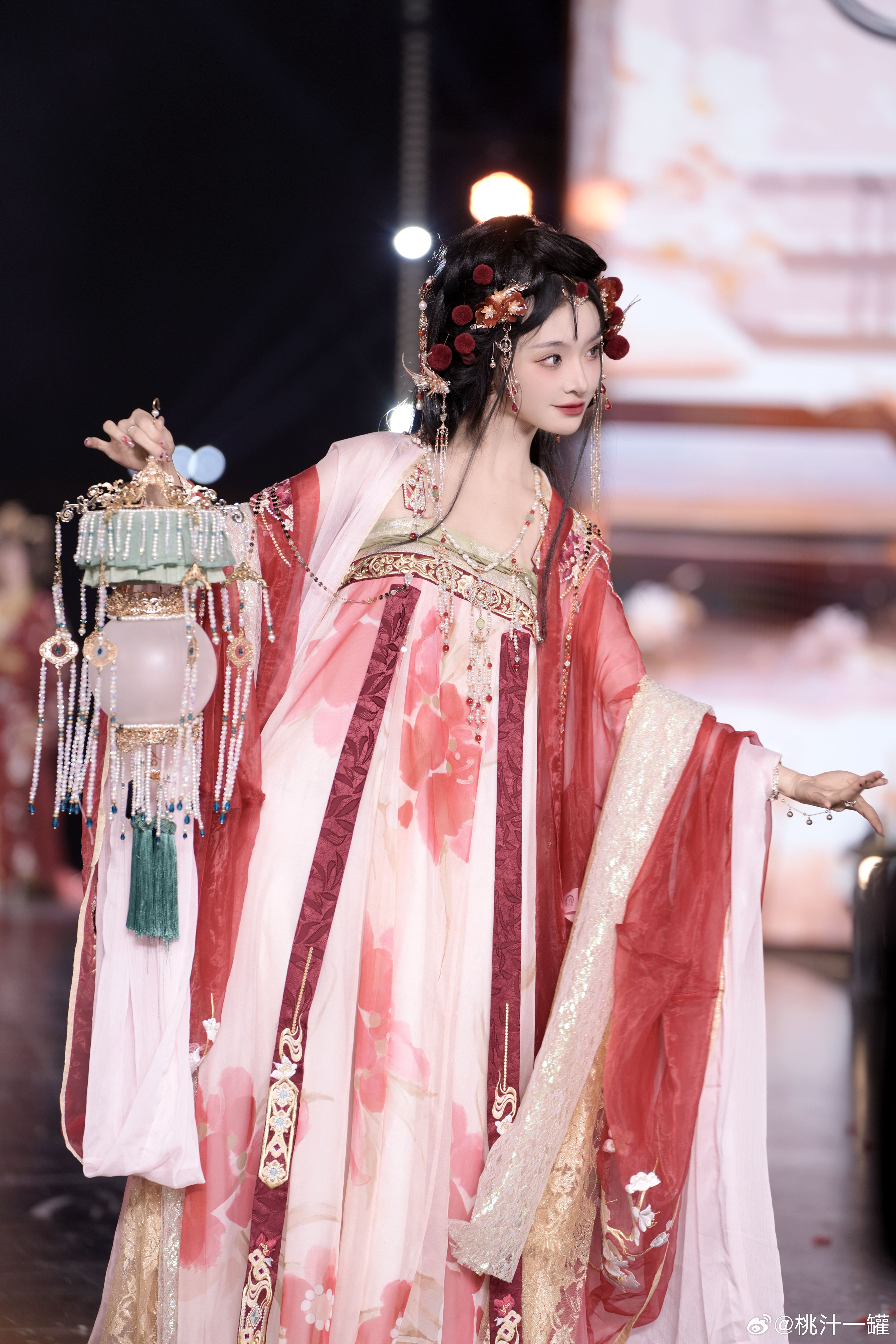 The Splendid Hanfu Fashion of Li Changle from The Legend of Ravishing Beauty The Splendid Hanfu Fashion of Li Changle from The Legend of Ravishing Beauty