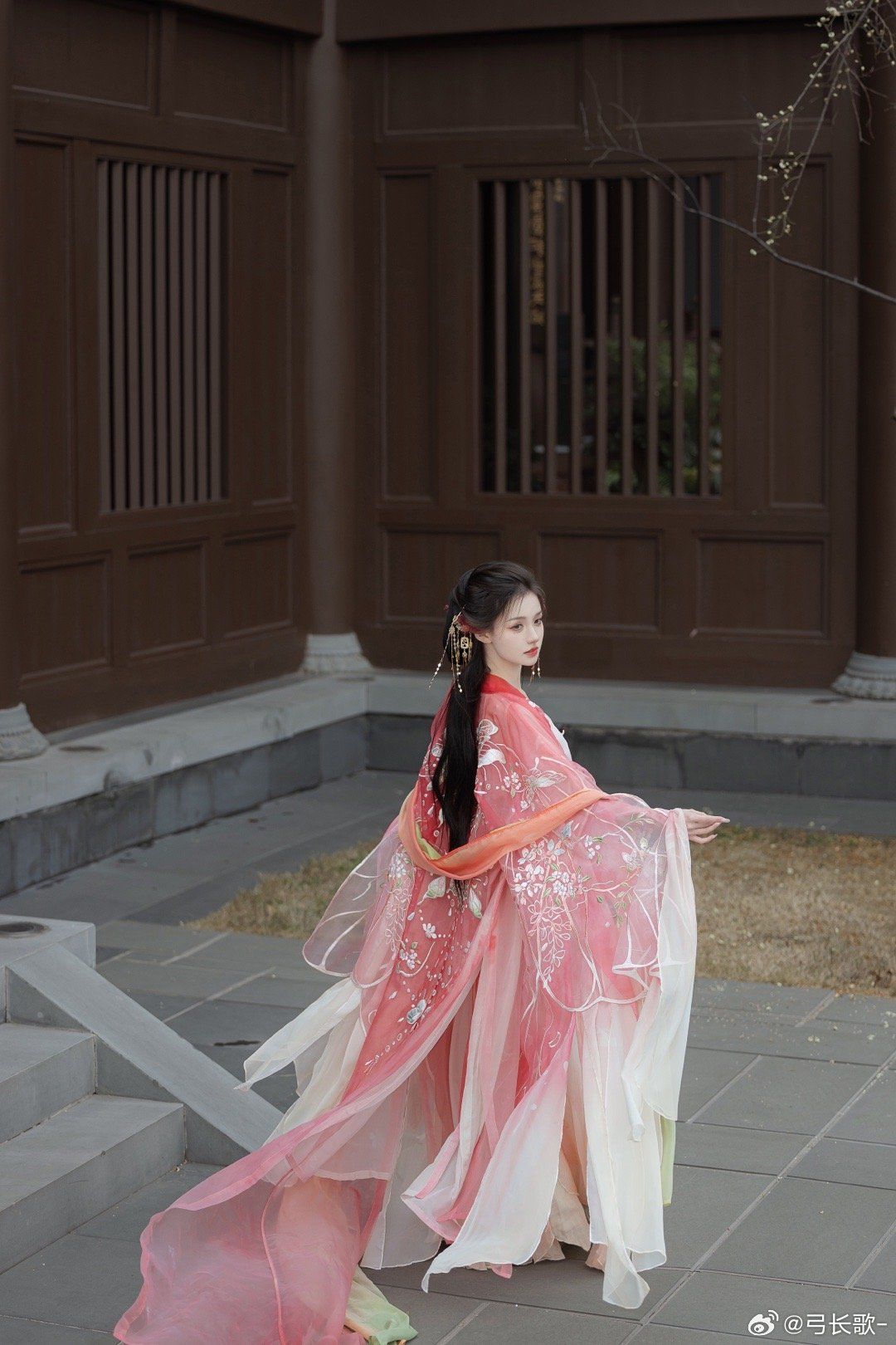 Mirroring Elegance:The Allure of Qipao in the Water Moonlight Mirroring Elegance:The Allure of Qipao in the Water Moonlight