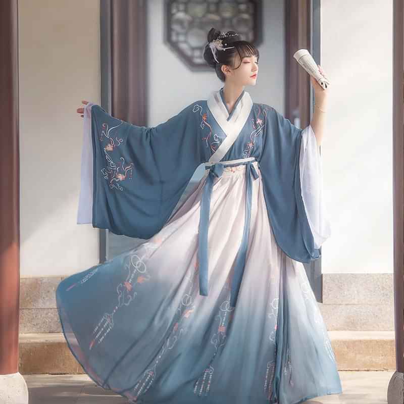 Reinventing the Cheongsam:The Evolution of a Modern Girl in Traditional Attire Reinventing the Cheongsam:The Evolution of a Modern Girl in Traditional Attire