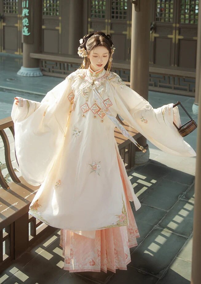 Reinventing the Cheongsam for Modern Plus-Size Women:Embracing the New Style of Qipao
