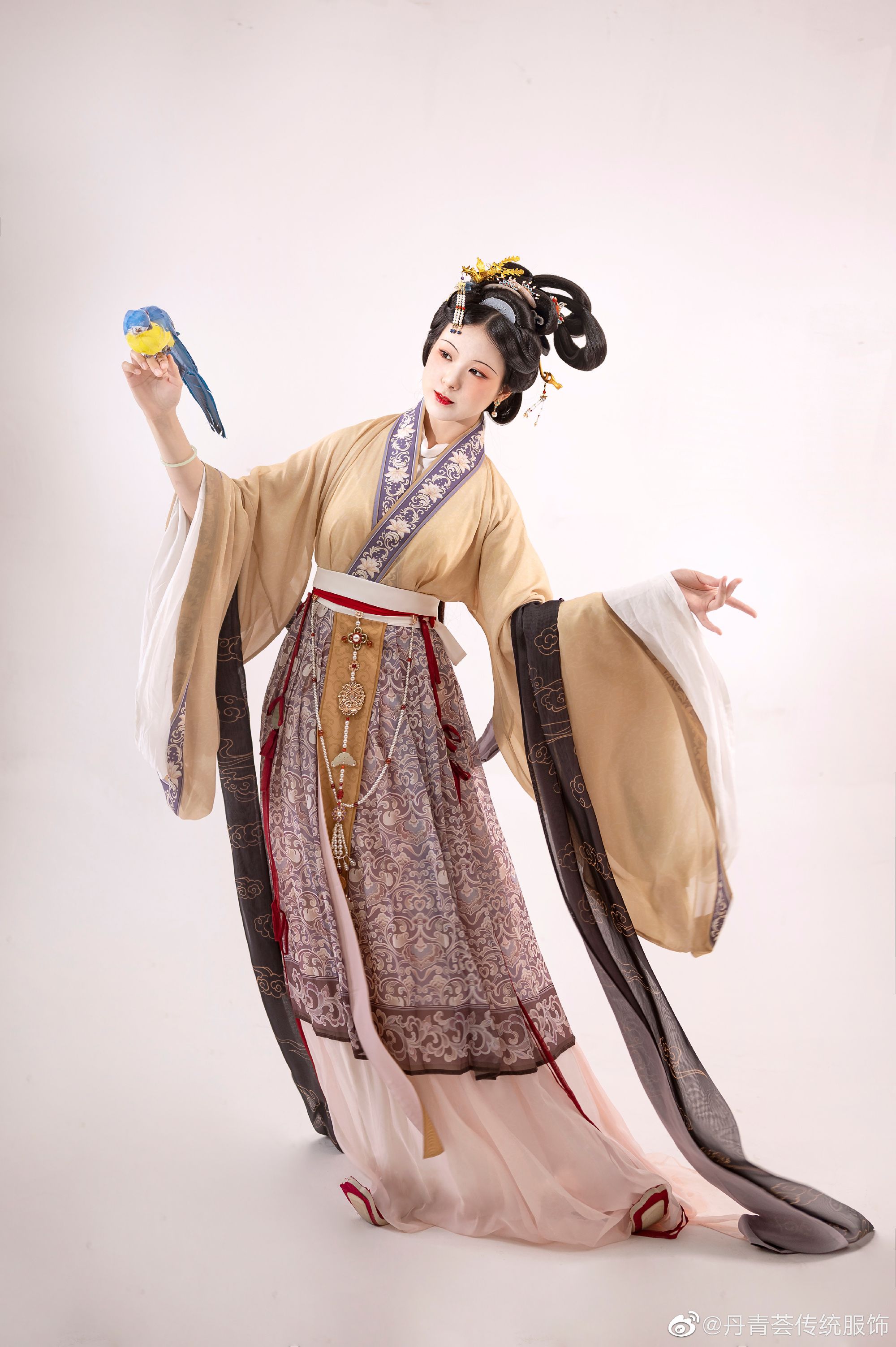 The Revival of Traditional Elegance:Song Jin-Inspired New Chinese Cheongsam The Revival of Traditional Elegance:Song Jin-Inspired New Chinese Cheongsam