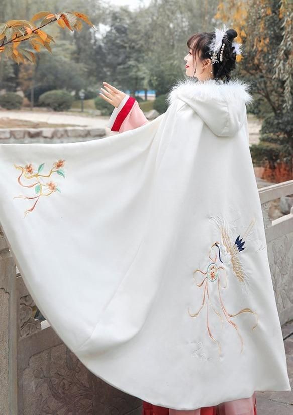 The Splendor of Hanfu:A Girls Performance in Traditional Chinese Attire The Splendor of Hanfu:A Girls Performance in Traditional Chinese Attire