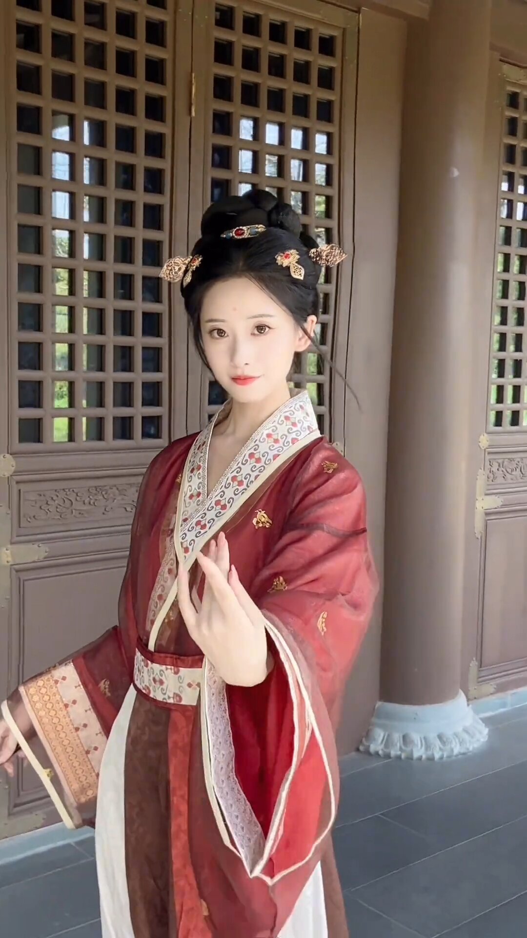 Embracing Elegance:The New高端丝绒 Flag-Bearing Cheongsam Collection