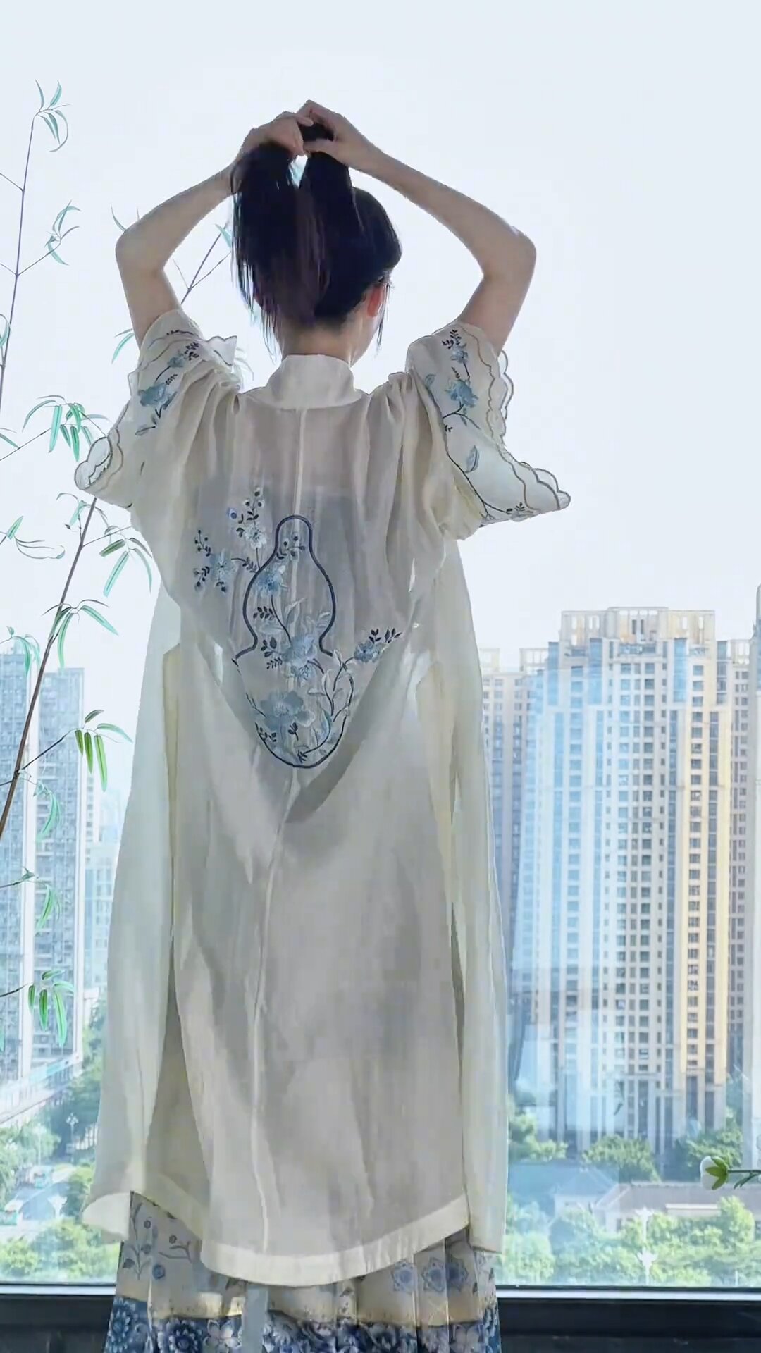 Southern Splendor:The Cultural Revival of Hanfu in the Realm of Fish and Splendidry