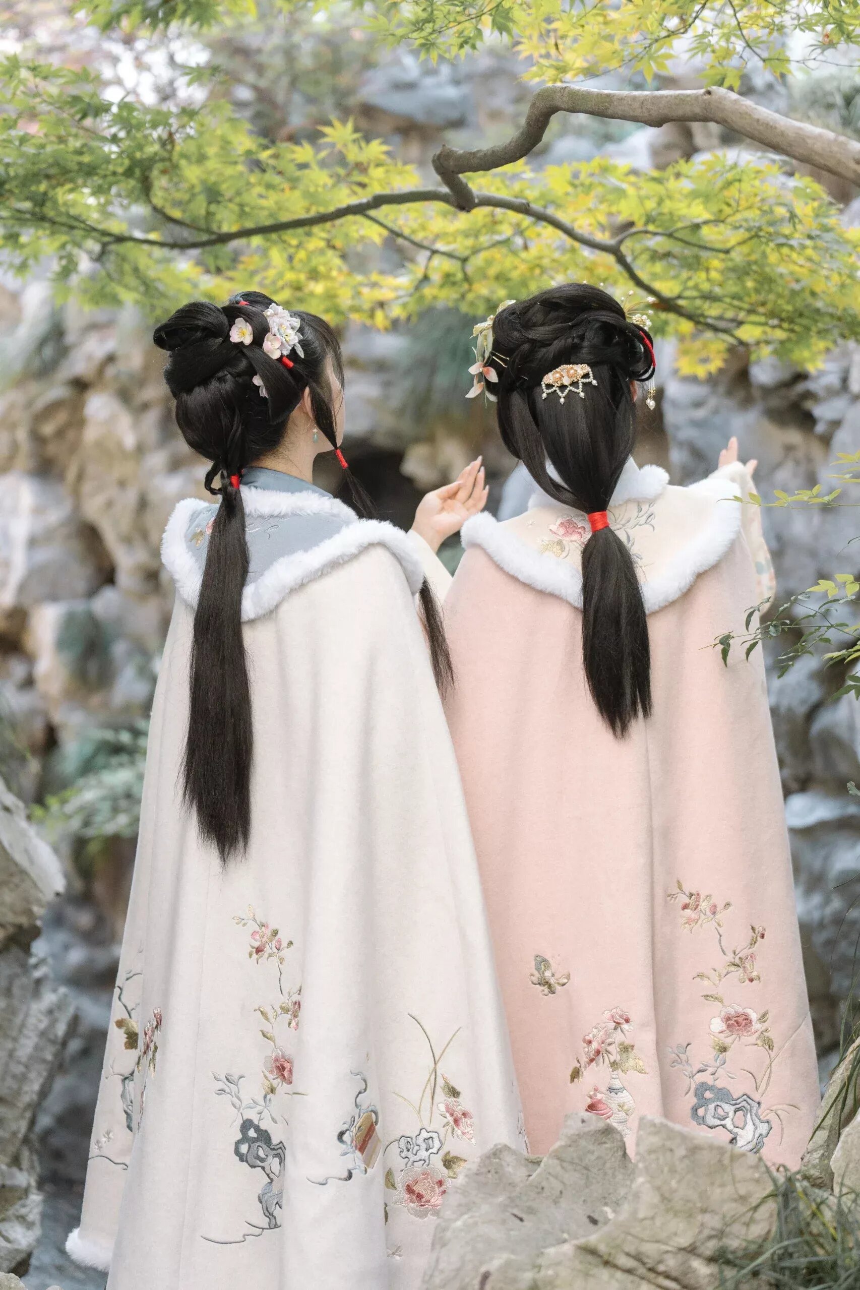 Ancient Costumes and Props:The Role of Tables in Traditional Chinese Costume Photography Ancient Costumes and Props:The Role of Tables in Traditional Chinese Costume Photography