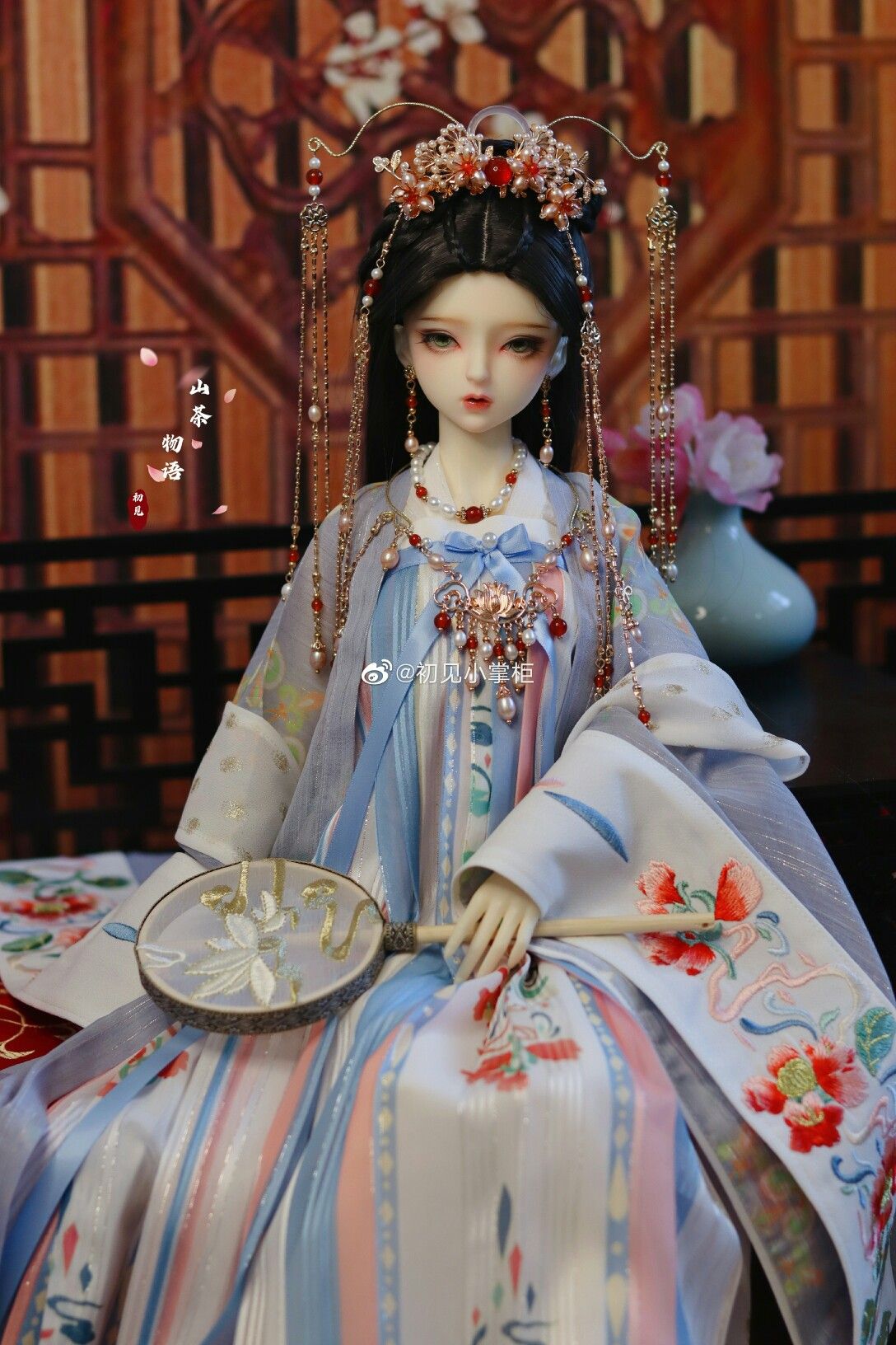 Daily Life of a Modern Adult Woman in Hanfu Fashion Daily Life of a Modern Adult Woman in Hanfu Fashion