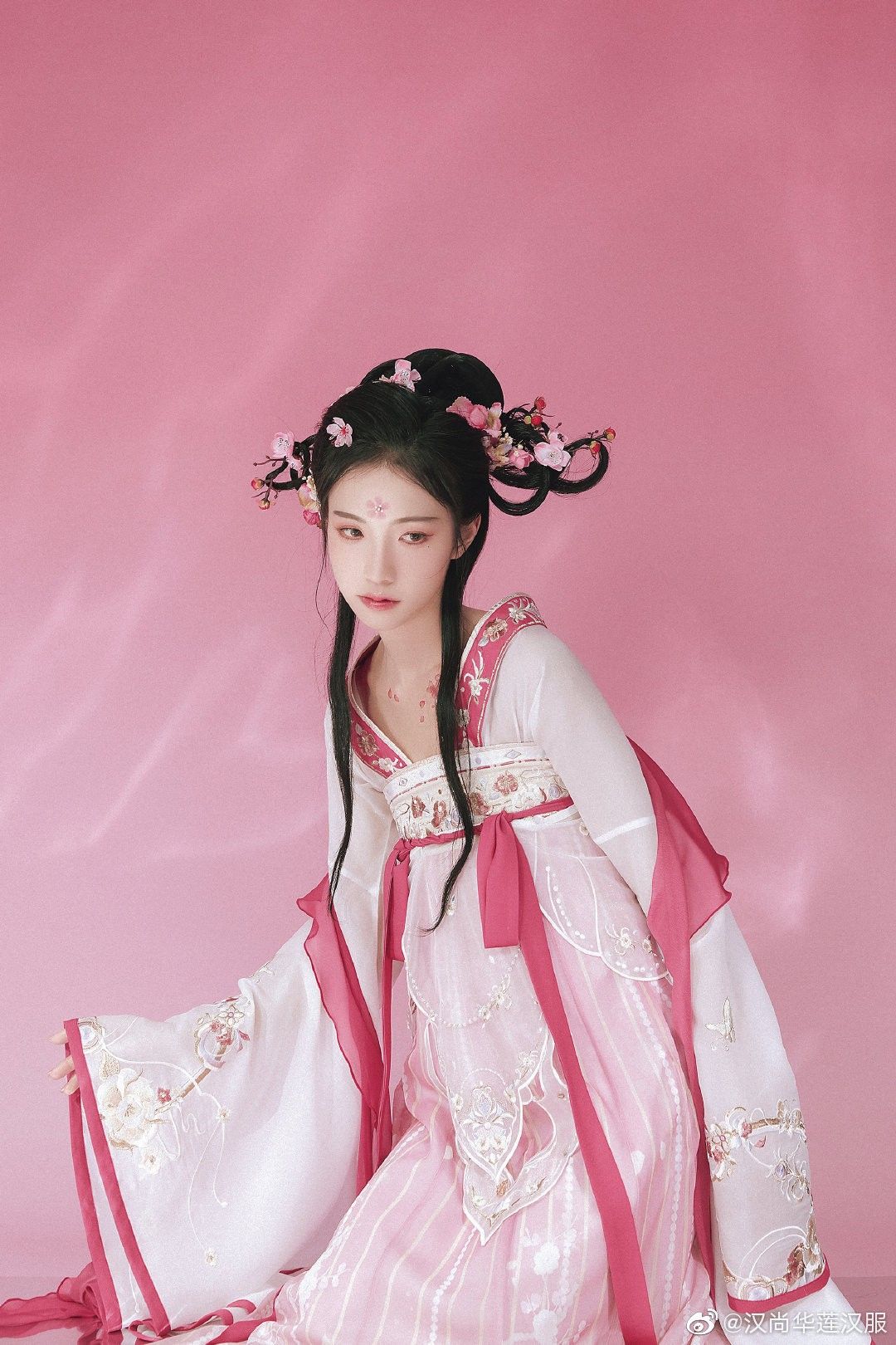 Charming Qipao:The Lovely Evolution of Traditional Chinese Fashion into Modern Neo-Classic Charming Qipao:The Lovely Evolution of Traditional Chinese Fashion into Modern Neo-Classic