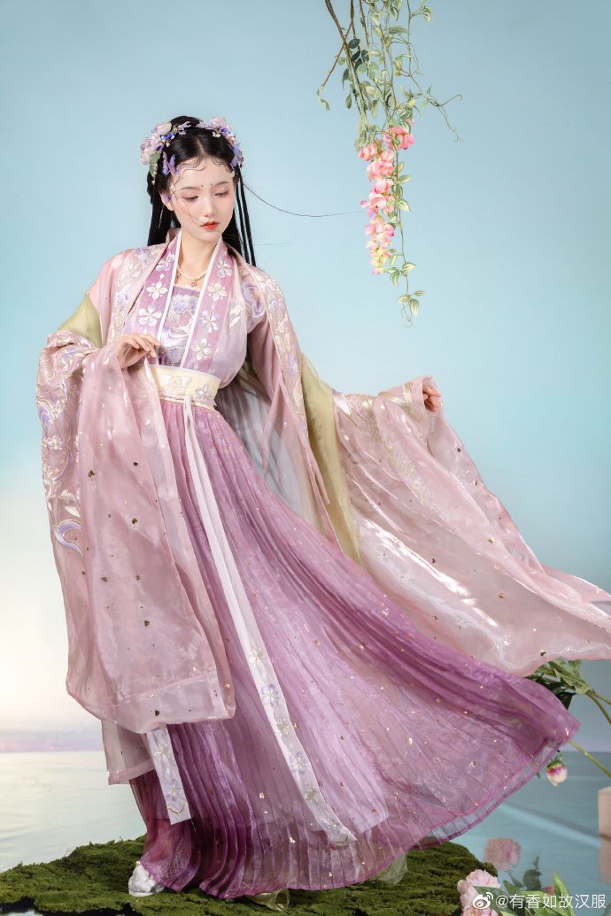 The Golden Hairpins of Hanfu:A Glint of Traditional Splendor The Golden Hairpins of Hanfu:A Glint of Traditional Splendor