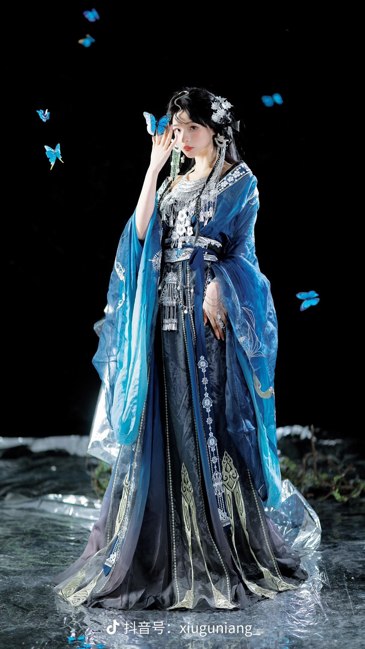 Phoenix Nestles in Hanfu:The Story of Dragon Mother