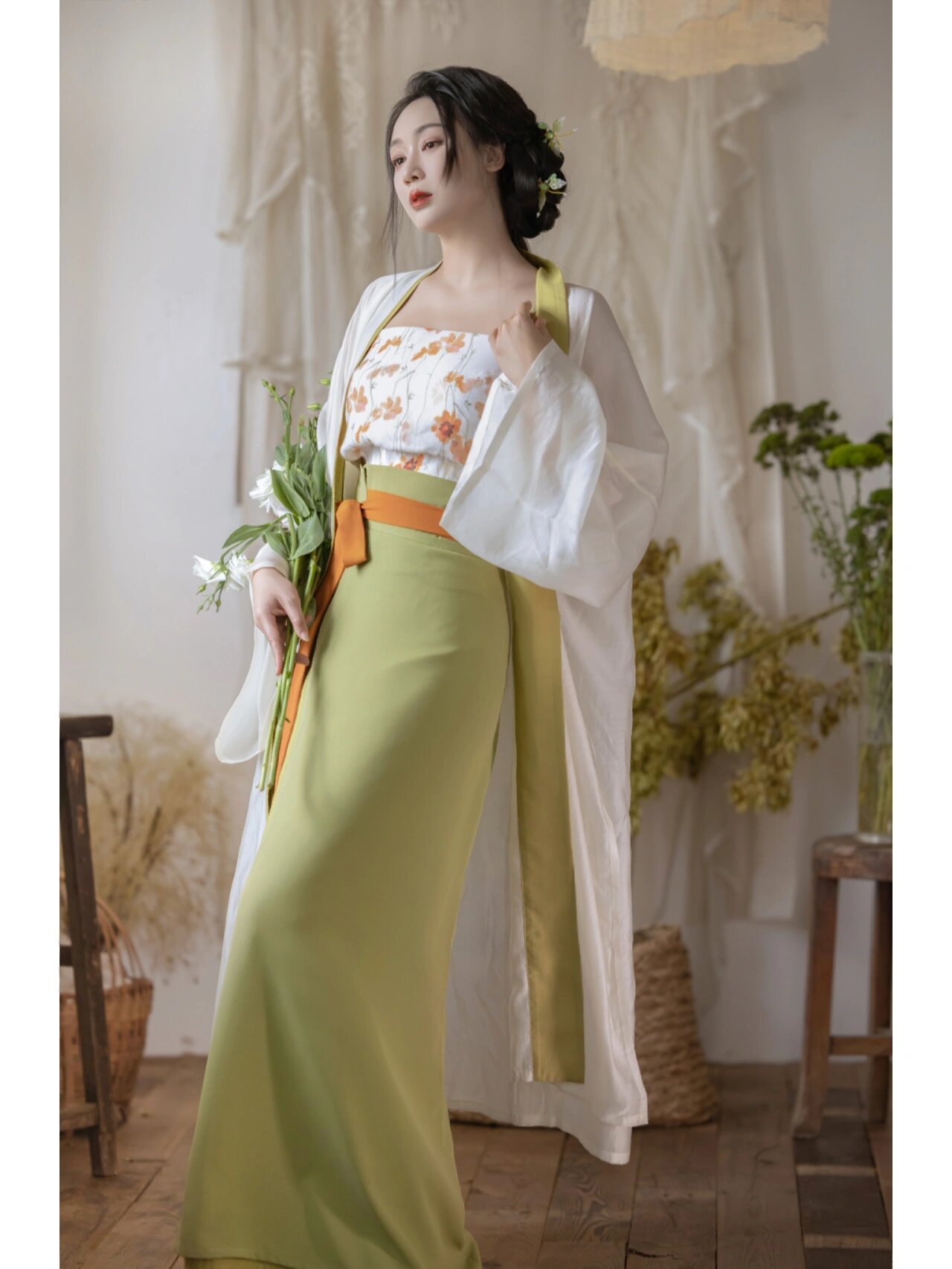 Beauty in Traditional Chinese Clothing:The Revival of Hanfu Fashion Beauty in Traditional Chinese Clothing:The Revival of Hanfu Fashion