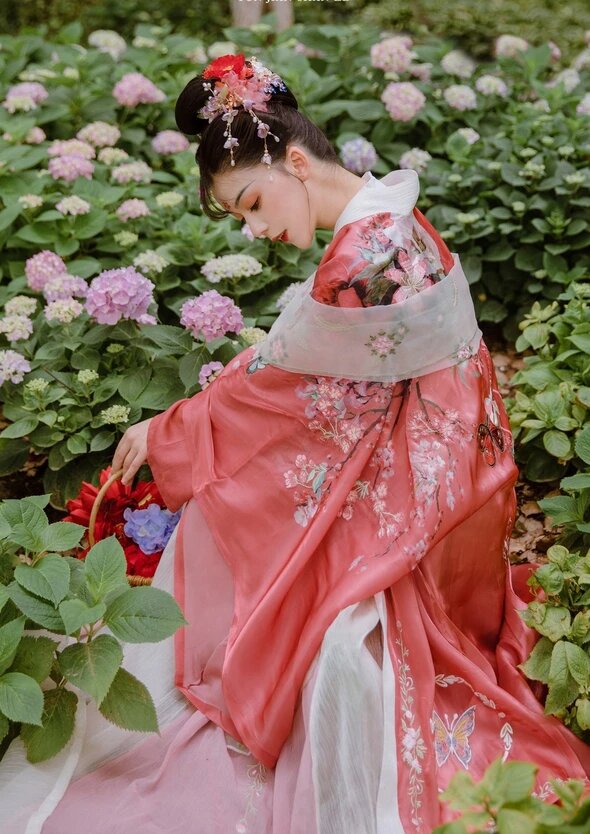 Adult Hanfu:The Revival of Traditional Chinese Fashion Adult Hanfu:The Revival of Traditional Chinese Fashion