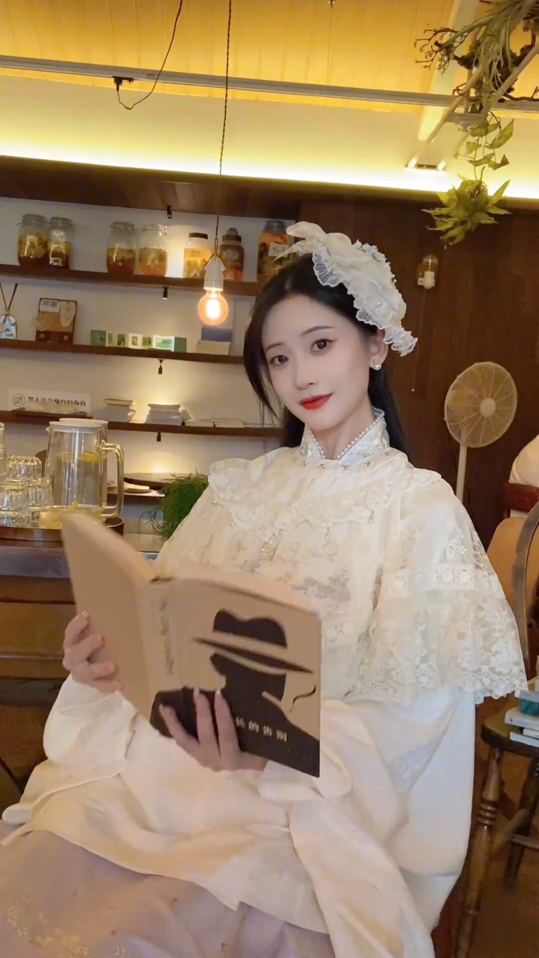 Stylish and Elegant:The White Tailored Blouse with a Horseface Skirt Stylish and Elegant:The White Tailored Blouse with a Horseface Skirt