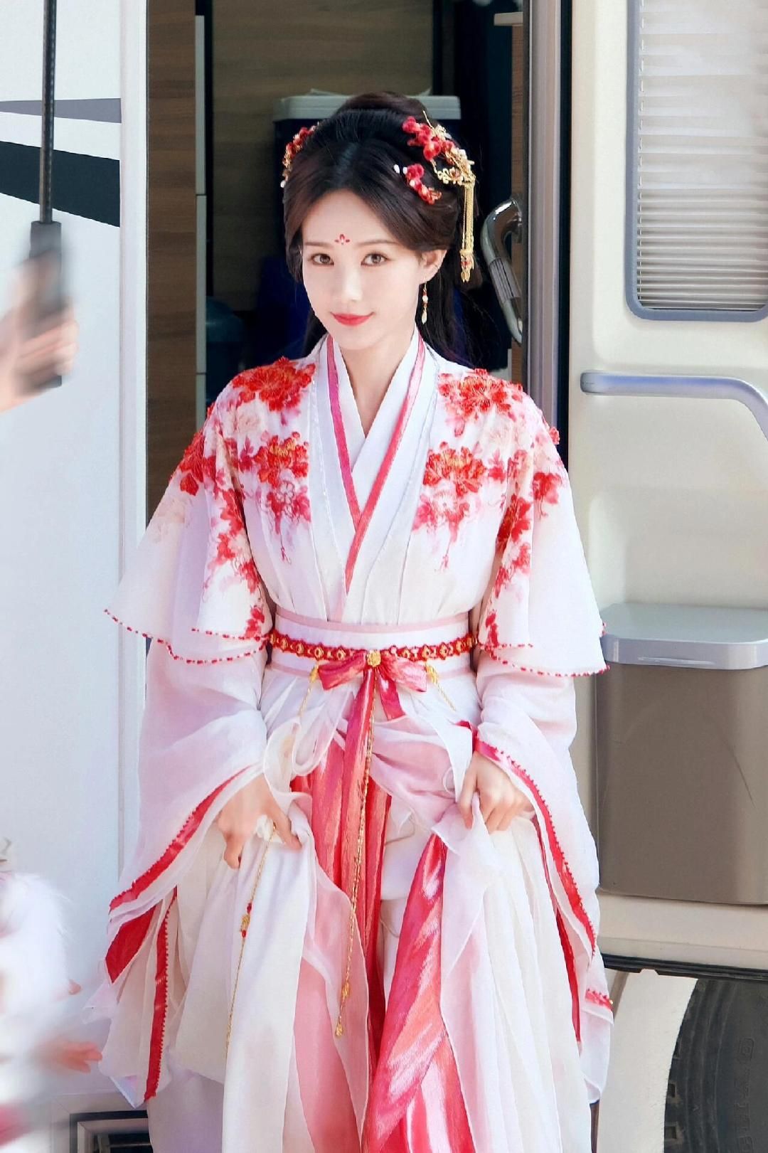 Traditional Hair Buns and Headdresses for Adults:A Journey into Ancient Chinese Costume Hairstyles Traditional Hair Buns and Headdresses for Adults:A Journey into Ancient Chinese Costume Hairstyles