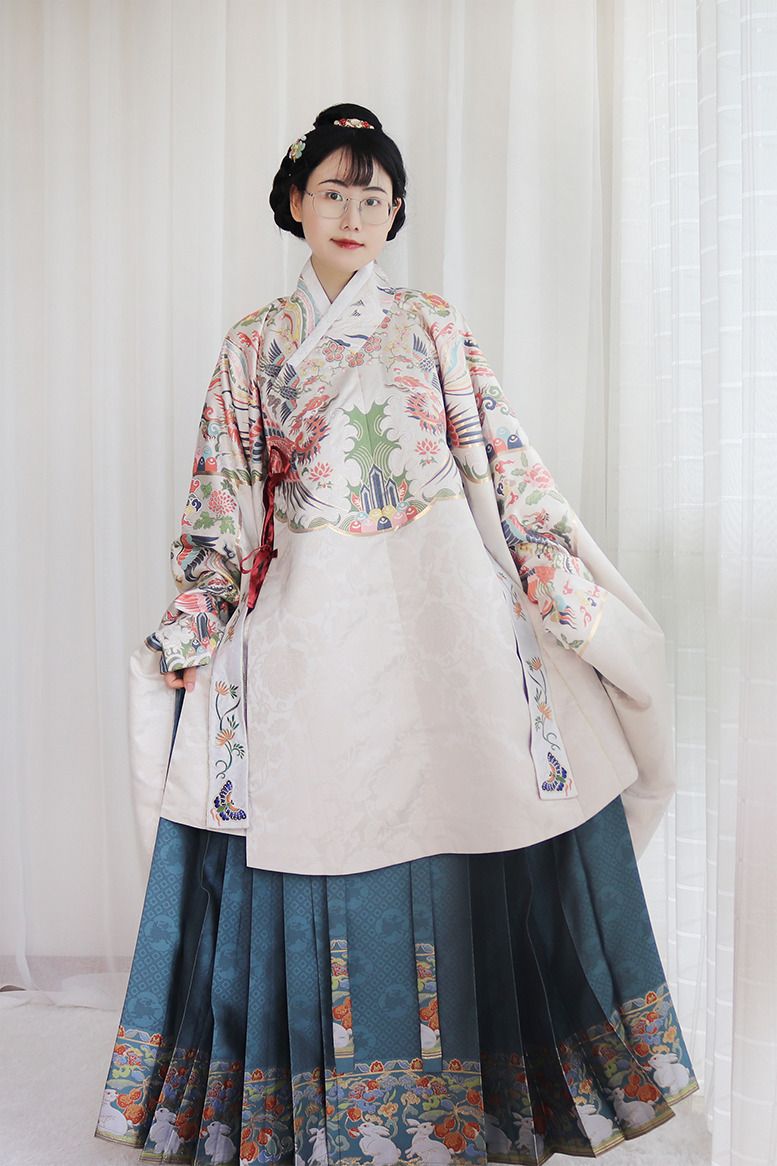Red Cheongsam with A-Line Skirt:A Traditional Beauty in Modern Vogue Red Cheongsam with A-Line Skirt:A Traditional Beauty in Modern Vogue