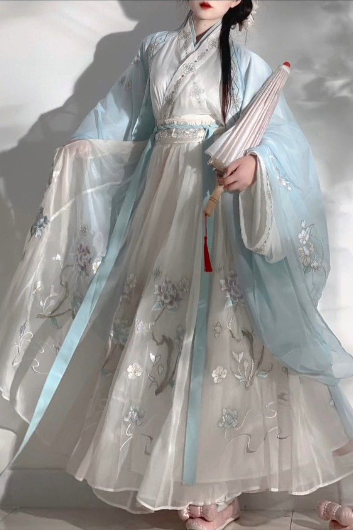 The Significance of a Single Drop of Water in the Cheongsam:A Cultural Reflection The Significance of a Single Drop of Water in the Cheongsam:A Cultural Reflection
