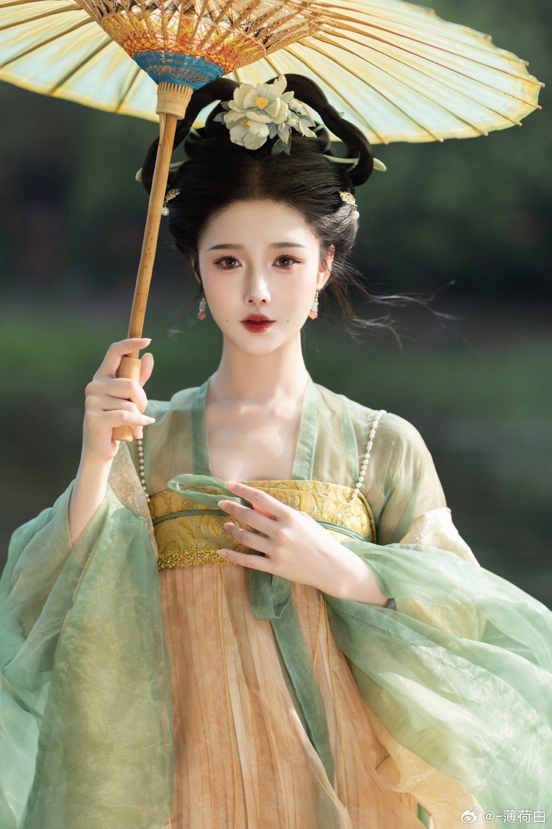Enchanting Women in Traditional Tangzhuang and Hanfu:An Adults Guide to Supernatural Style