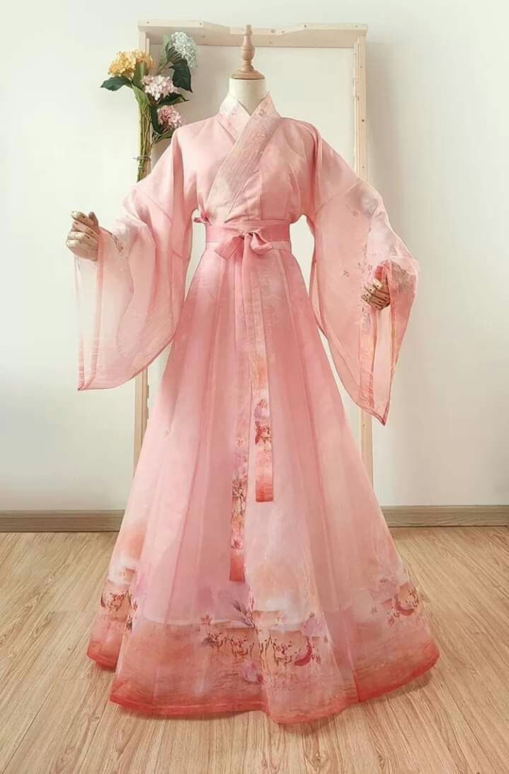 The Evolution of the Classic Cheongsam:A Short White改良旗袍的时尚变迁,短款白色新风尚 The Evolution of the Classic Cheongsam:A Short White改良旗袍的时尚变迁,短款白色新风尚