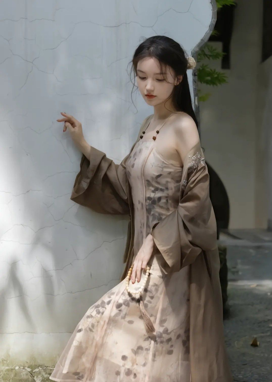 The Chic and Modern Tangzhuang Women:Embracing Traditional Elegance with a Modern Twist The Chic and Modern Tangzhuang Women:Embracing Traditional Elegance with a Modern Twist