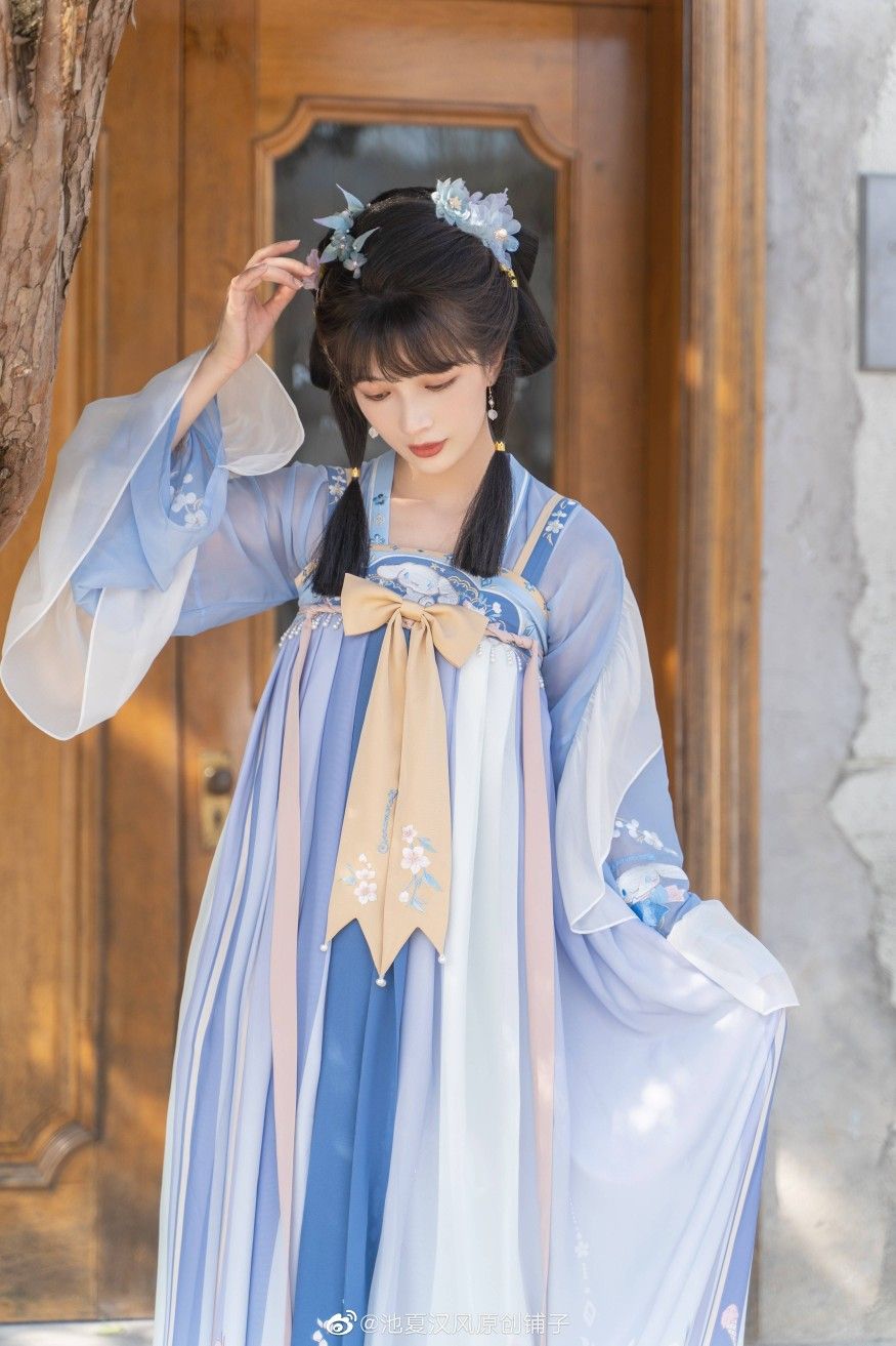 Graduation in a Red Tapestry:The Splendor of Hanfu Fashion