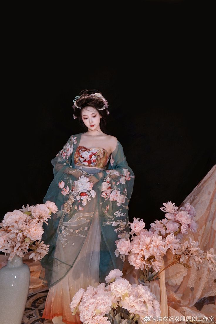 Summer in Chinese Style:The Rise of Hanfu for Women Summer in Chinese Style:The Rise of Hanfu for Women