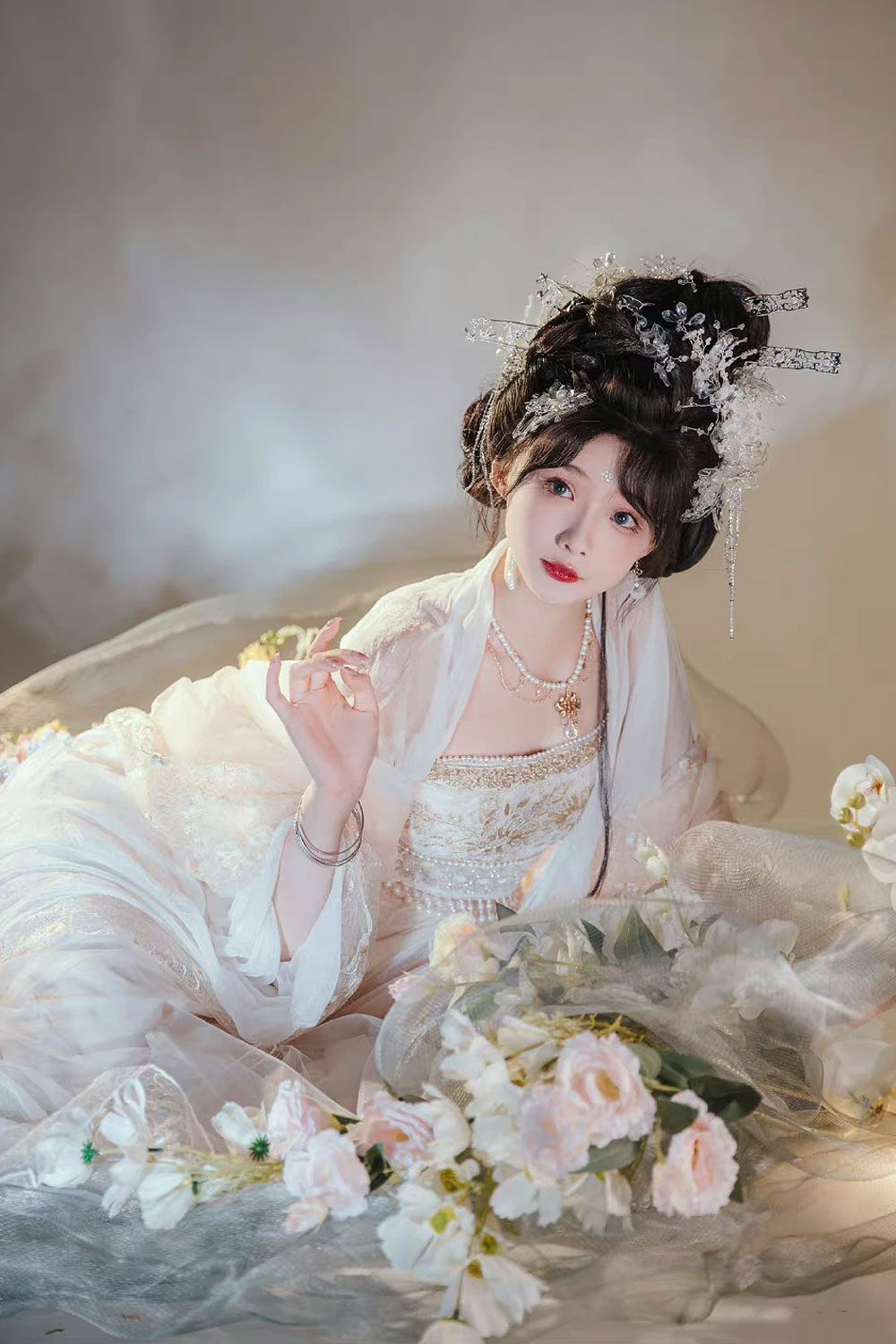 The Rise of Neo-Chinese Cheongsam:The Revival of the Qipao in Modern Times