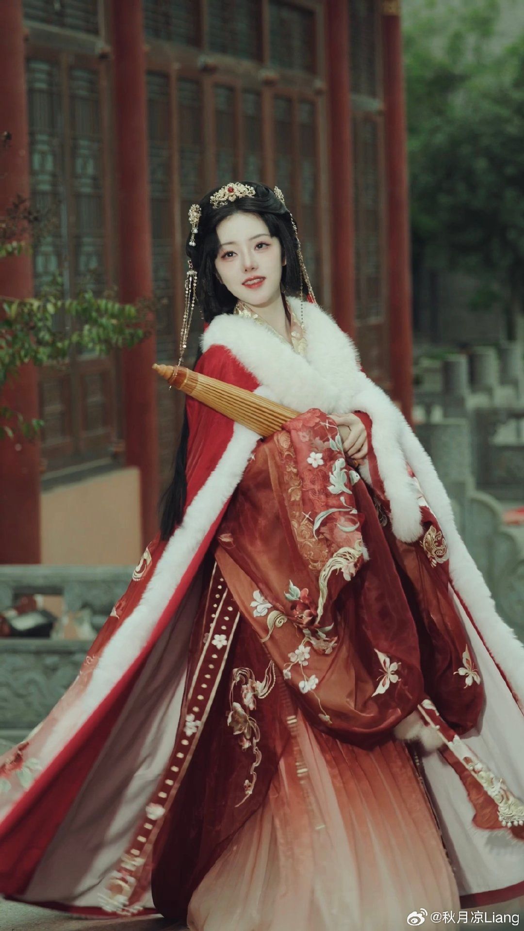 The Splendid Charm of Water-Sleeve Classic Dance in Hanfu Fashion The Splendid Charm of Water-Sleeve Classic Dance in Hanfu Fashion