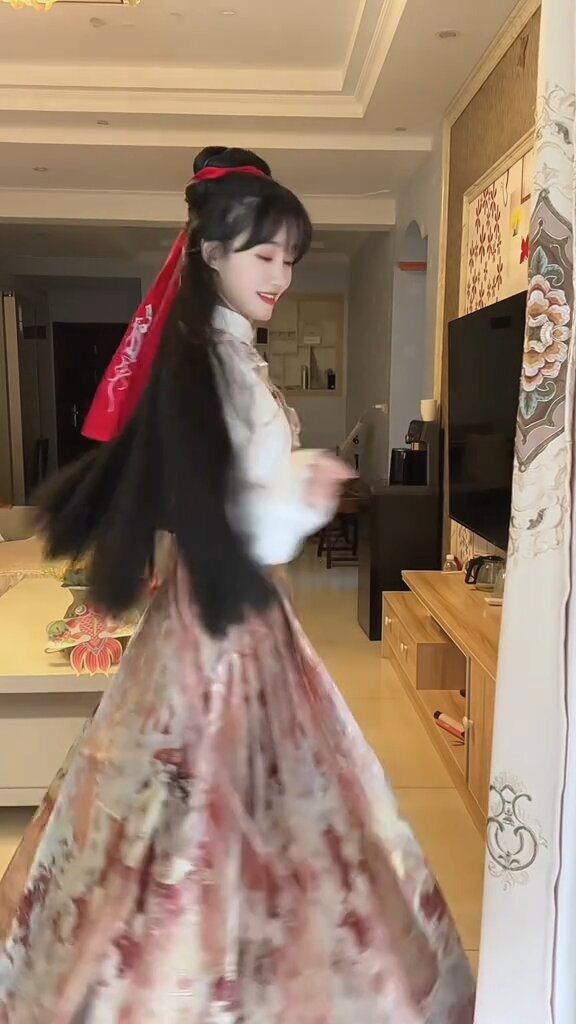 Traditional Tang-Style Womens Autumn Fashion in Chinese Vogue Traditional Tang-Style Womens Autumn Fashion in Chinese Vogue