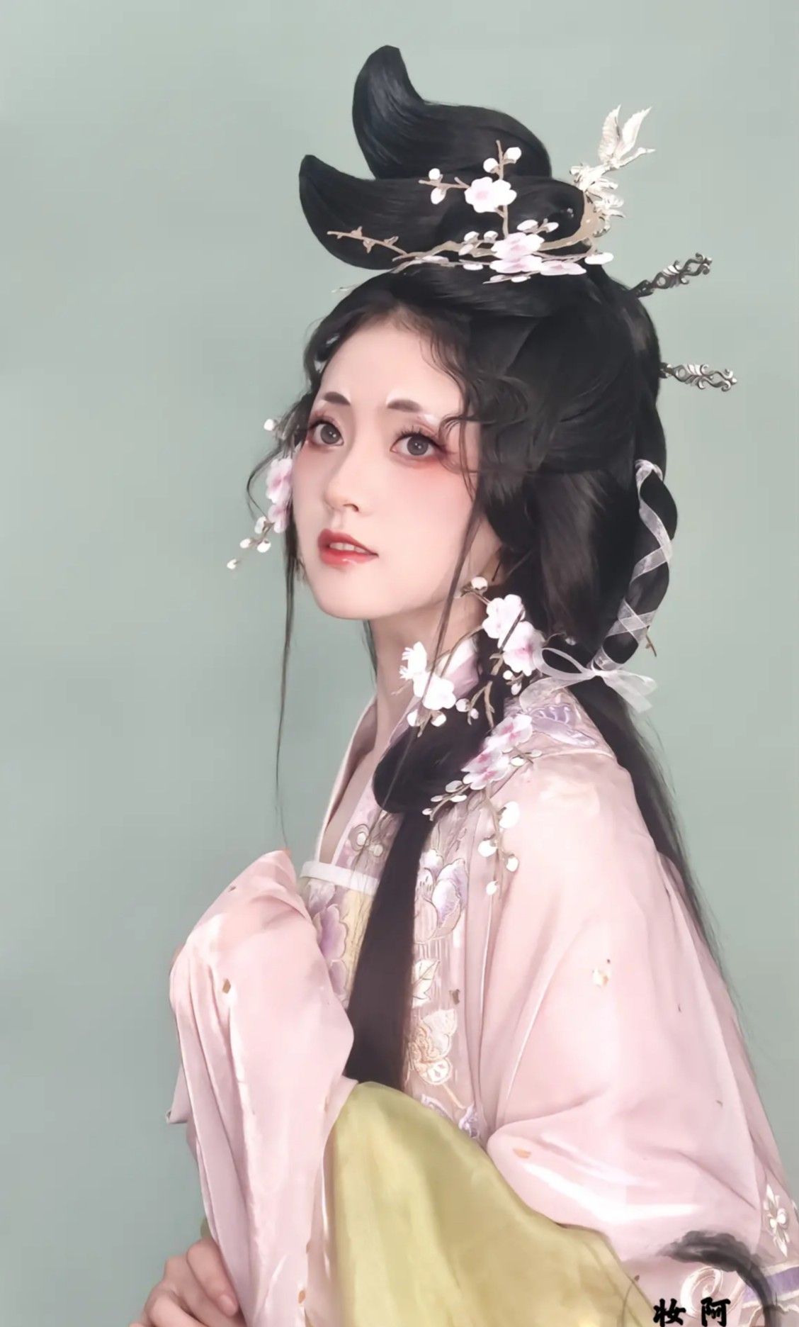 Summer Girl’s Traditional Chinese Hanfu Fashion:The Rise of National Style in a New Light Summer Girl’s Traditional Chinese Hanfu Fashion:The Rise of National Style in a New Light