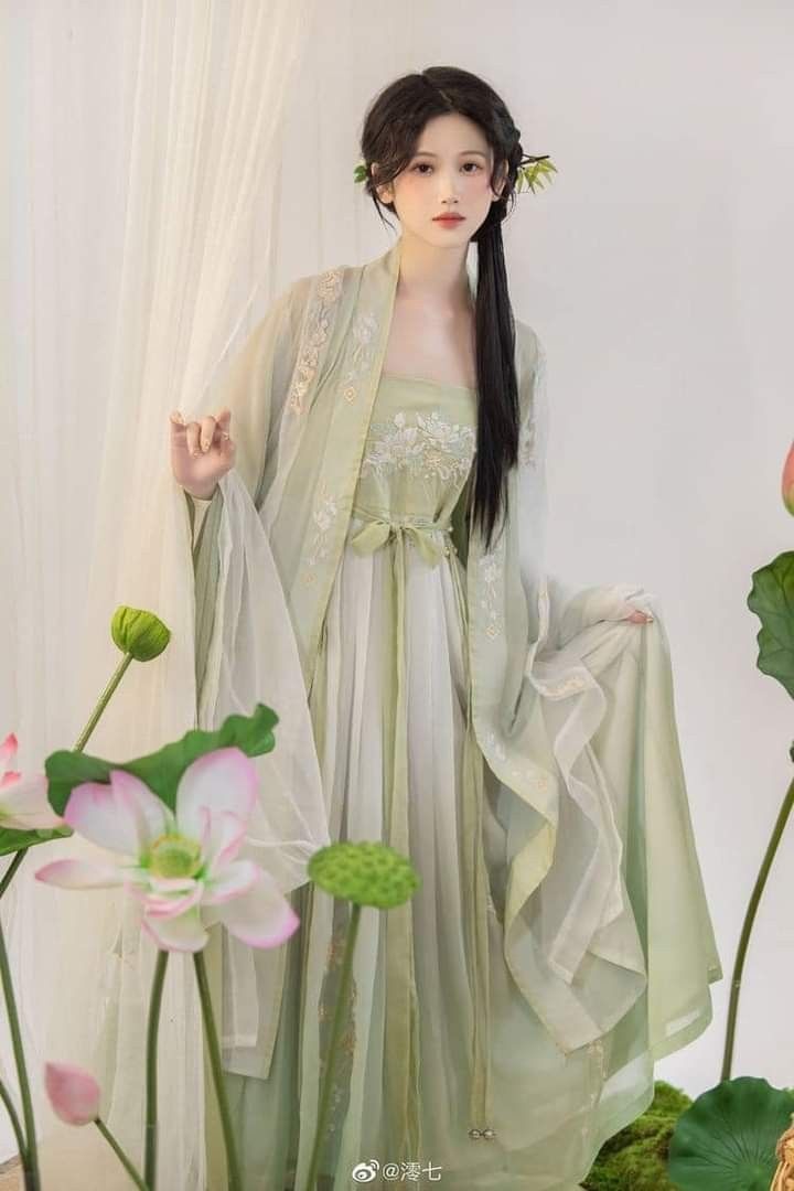 Embracing the Summer in Long Cheongsam:The Art of Traditional Elegance Embracing the Summer in Long Cheongsam:The Art of Traditional Elegance
