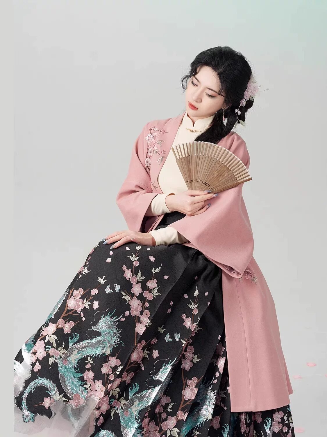 Summer Splendor:The Charm of a Cheerful Mother-in-Law in a Qipao during the Summer Season Summer Splendor:The Charm of a Cheerful Mother-in-Law in a Qipao during the Summer Season