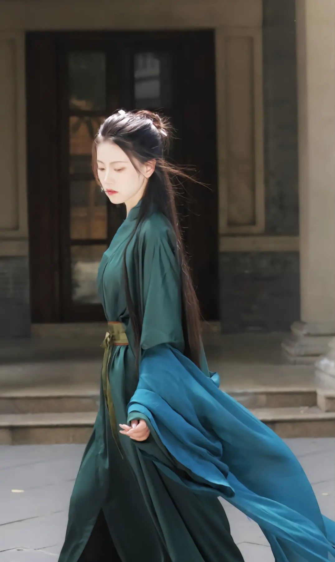 The Splendor of Hanfu Fashion in an 80-Code Girl Child The Splendor of Hanfu Fashion in an 80-Code Girl Child