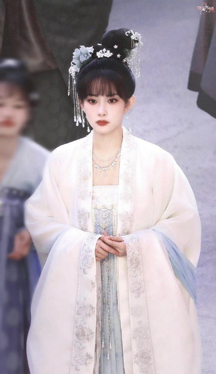 Embracing the Charm of Qipao Despite a Height of 145cm Embracing the Charm of Qipao Despite a Height of 145cm