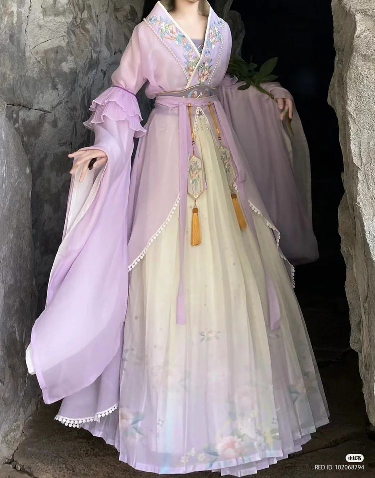 The Story of a 6-Year-Old Girl in Traditional Chinese Hanfu Fashion The Story of a 6-Year-Old Girl in Traditional Chinese Hanfu Fashion