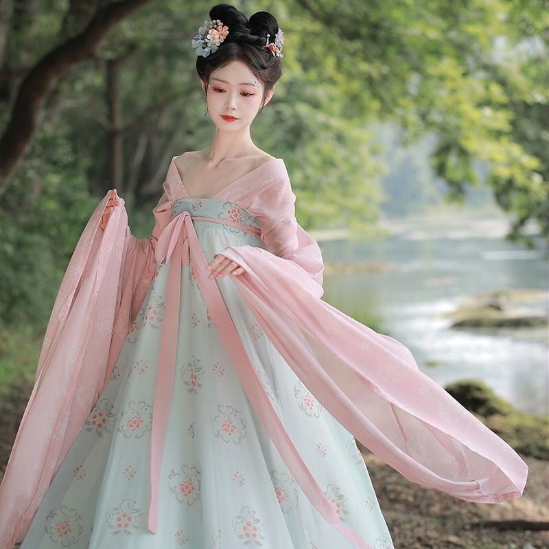 The Dominating Power of a Child in Red Hanfu A Tale of Feminine Splendor The Dominating Power of a Child in Red Hanfu A Tale of Feminine Splendor