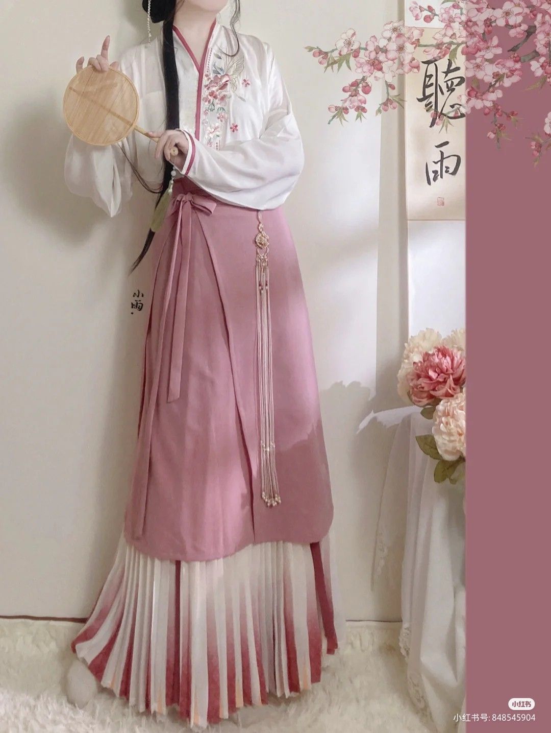 The Cultural Splendor of Cloud-肩 Scholar Gowns and Horseface Skirts in Traditional Chinese Fashion The Cultural Splendor of Cloud-肩 Scholar Gowns and Horseface Skirts in Traditional Chinese Fashion