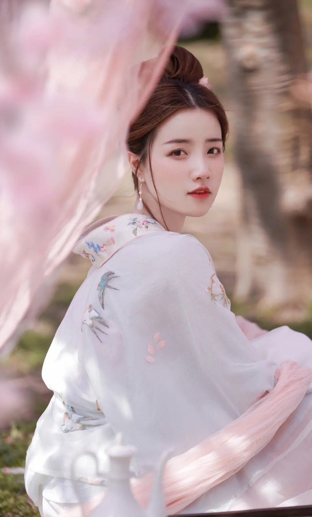 Vintage-Style Tailored Cheongsam in Blushing Pink Vintage-Style Tailored Cheongsam in Blushing Pink