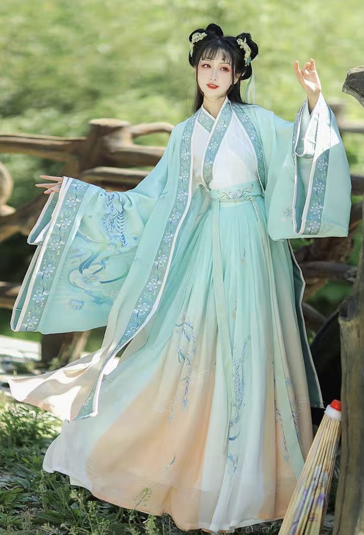 Blooming Splendor of Hanfu:The Enchanting Flower Rain Style