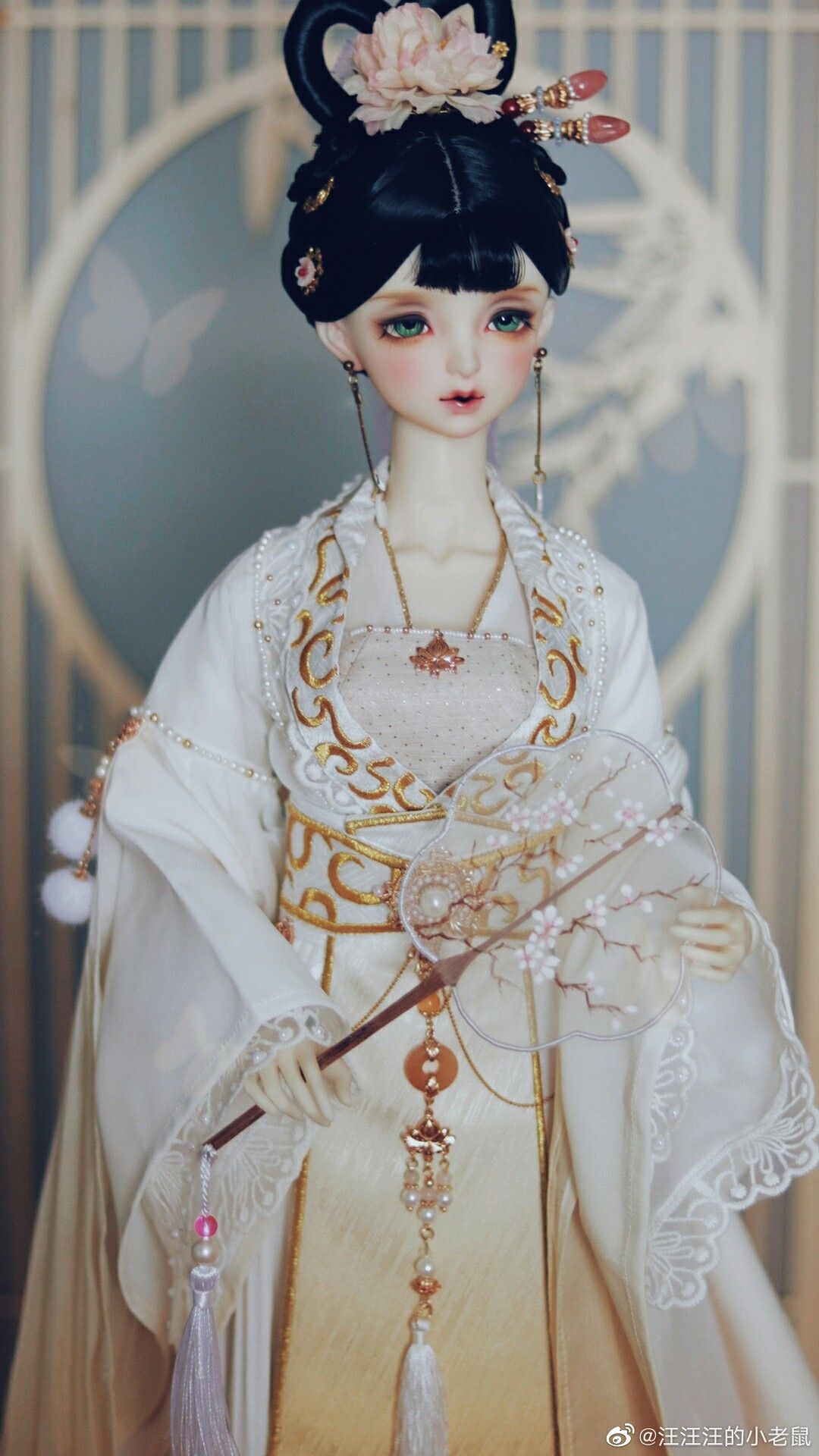 Embracing Traditional Elegance:The Revival of Cheongsam and Shawl in Fashion Shows