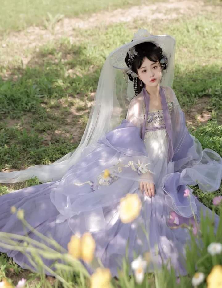 Elegant Black Hanfu:The Waisted-Up Style for Modern Women