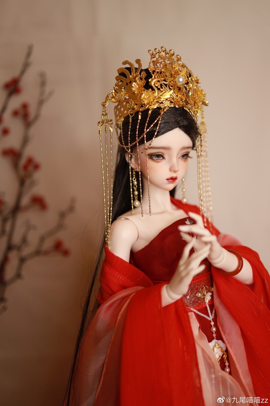 The Enigma of Dark Pattern Cheongsam:A Blend of Tradition and Modernity